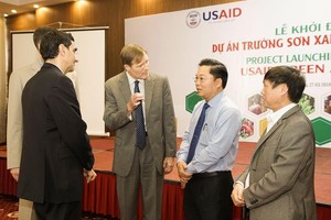 USAID/Vietnam Mission Director Michael Greene and Vice Chairman of Quang Nam Le Tri Thanh launch the USAID Green Annamites project in Tam Ky City.  (Photo: USAID Vietnam) 
