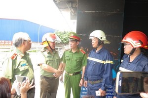 Police officers at scene of the Carina Plaza fire (Photo: VNA)