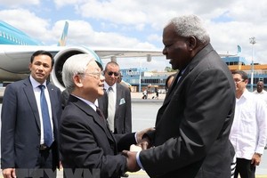 Esteban Lazo Hernandez (R), Politburo member and President of Cuba's National Assembly, welcomes CPV General Secretary Nguyen Phu Trong at Jose Marti International Airport (Photo: VNA)