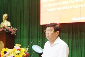 Chairman of the municipal People’s Committee Nguyen Thanh Phong speaks in the meeting. (Photo: TTXVN)