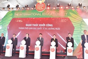 Minister of Education and Training Phung Xuan Nha (3rd, L) attends the groundbreaking ceremony. (Photo: Sggp)