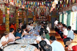 A Chol Chnam Thmay celebration in KhemMapaPhia pagoda of Hau Giang province in 2017 (Source: VNA)