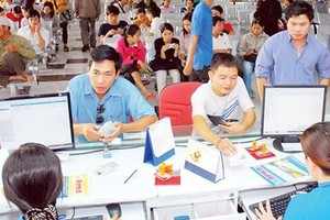 Passengers buy train tickets for Tet holidays at a station. (Photo: Sggp)