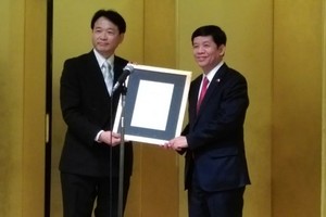 Vietnamese Ambassador to Japan Nguyen Quoc Cuong (R) hands over the Decision appointing Japanese doctor Nagato Natsume  Honorary Consul of Vietnam in Aichi. (Photo: Sggp)