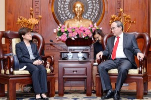Secretary of HCMC Party Committee Nguyen Thien Nhan (R) receives Singaporean Ambassador to Vietnam Catherine Wong.  (Photo: Sggp)