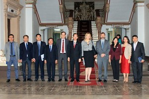HCM City and IFC officials pose for a photo (Photo: VNA)