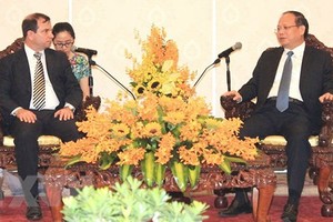 Standing Deputy Secretary of the Party Committee of Ho Chi Minh City Tat Thanh Cang on April 13 recives President of the Cuban Institute of Friendship with Peoples (ICAP) Fernando Gonzalez Llort. (Photo: Sggp)