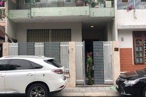 Police raid Van Huu Chien’s home in Danang city. (Photo: Sggp)