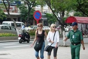Foreign tourists visits Ho Chi Minh City (Photo:KK)