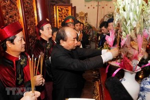 PM Nguyen Xuan Phuc and delegates offer incense at Thuong Temple at the Hung Kings Temple Relic Site. (Source: VNA)