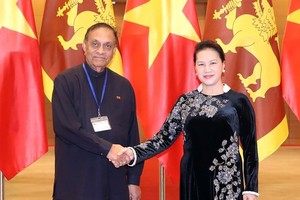 Chairwoman of the Vietnamese National Assembly Nguyen Thi Kim Ngan (R) and Speaker of the Sri Lankan Parliament Karu Jayasuriya (Photo: VNA)