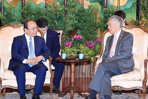 PM Nguyen Xuan Phuc (left) holds talks with Singaporean PM Lee Hsien Loong. (Source: VNA)