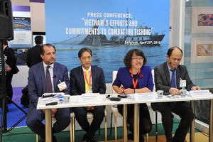Representatives of the Ministry of Agriculture and Rural Development, VASEP and the Vietnamese Embassy in Belgium hold a press conference at the Seafood Expo Global on April 25 to update on Vietnam's efforts to fight IUU fishing (Photo: VNA)