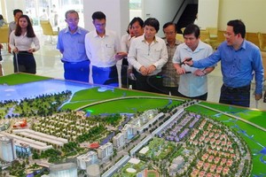 HCM City People’s Committee officials look at a model project to be located in the Thu Thiem New Urban Area in District 2 (Photo: VNA)