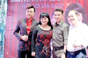 Singer Huong Lan (C ), comedian Chi Tai (L) and singer dam Vinh Hung (2nd, R) at the press conference of the concert (Photo: Sggp)