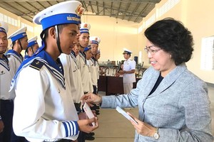 Chairwoman of Vietnam Fatherland Front Committee in Ho Chi Minh City To Thi Bich Chau offers gifts to new soldiers of Brigade’s 146 battalion 862 - Navy Region 4. (Photo: Sggp)
