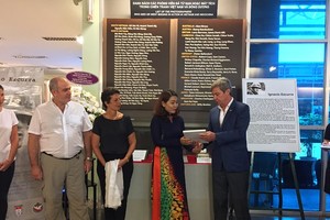 Director of the War Remnants Museum in Ho Chi Minh City Tran Xuan Thao receives objects from Argentine Ambassador. (Photo: Sggp)