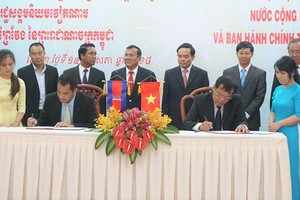 At the signing ceremony of cooperation agreement between Vietnam’s Tay Ninh province and Prey Veng province of Cambodia  (Photo: Sggp)