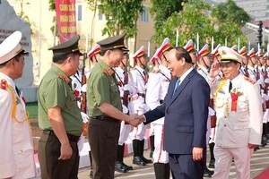 PM Nguyen Xuan Phuc congratulates staff members and teachers of the People’s Police Academy. (Photo: VGP)