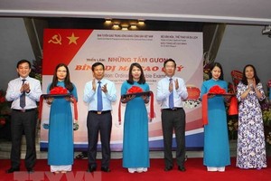 Head of the Party Central Committee's Commission for Communications and Education Vo Van Thuong attends the opening ceremony of the exhibition. (Photo: TTXVN)