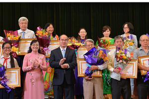 Secretary of HCM City Party Committee Nguyen Thien Nhan presents certificates of merit to honored individuals and units.  (Photo: Sggp)