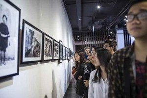 Young audiences at an art exhibition by the British Council at the Hanoi Old Quarter Cultural Exchange Center. (Photo: British Council)