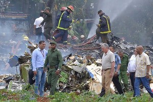 President of the Councils of State and Ministers of Cuba Miguel Mario Canel Bermudez (second, right, front) is at the scence of the plane crash to direct rescue work. (Photo: VNA)