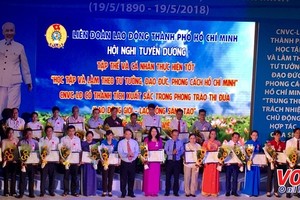 At the award ceremony (Photo: VOH)