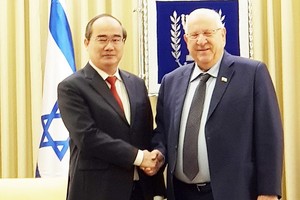Secretary of HCMC Party Committee Nguyen Thien Nhan (L) meets Israeli President Reuven Rivlin in Jerusalem on May 25.  (Photo: Sggp)