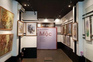 At the art exhibition (Photo: New Gen Art)