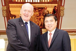 Chairman of the People’s Committee of HCMC Nguyen Thanh Phong receives Australian Governor-General Peter Cosgrove. (Photo: Sggp)