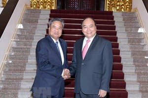 Prime Minister Nguyen Xuan Phuc (R) and Chansy Phosikham, head of the Lao People’s Revolutionary Party (LPRP) Central Committee’s Organisation Commission. (Source: VNA)