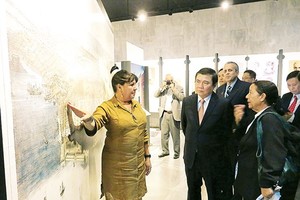 Chairman of the People’s Committee of HCMC Nguyen Thanh Phong visits Jose Marti Memorial Museum. (Photo: Sggp)