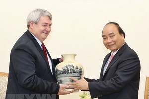 Prime Minister Nguyen Xuan Phuc (R) and Vice Chairman of the Chamber of Deputies of the Parliament of the Czech Republic Vojtech Filip (Source: VNA)