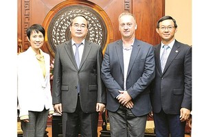 Secretary of the HCMC Party Committee Nguyen Thien Nhan receives Ms. Lee Soo Hooi, General Manager of Intel Products Vietnam (Intel Vietnam) and Prof. Jeffrey Goss, Assistant Vice Provost of the Arizona State University (ASU).  (Photo: Sggp)