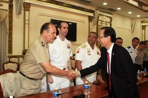 Le Thanh Liem, Vice Chairman of the Ho Chi Minh City People’s Committee receives a delegation of foreign military attaches in Vietnam on June 18. (Photo: VNA)