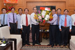 Secretary of the Ho Chi Minh City Party Committee Nguyen Thien Nhan visits the Sai Gon Giai Phong Newspaper. (Photo: Sggp)