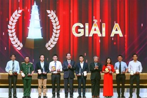 President Tran Dai Quang (fifth from left) and winners of prize A (Photo: VNA)