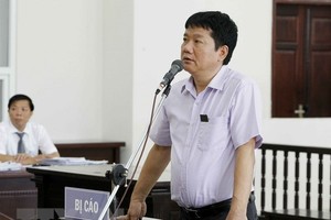Dinh La Thang answers questions raised by the judging council (Photo: VNA)