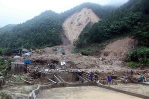 Dealing with flood consequences in Tam Duong district of Lai Chau (Photo: VNA)