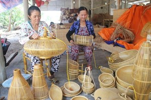 Producing craft products in Thuy Lap commune, Thua Thien-Hue (Photo: VNA