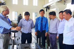 Chairman of the People’s Committee of HCM City, Nguyen Thanh Phong visits Lap Phuc Co.,Ltd.  (Photo: Sggp)