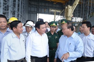 Prime Minister Nguyen Xuan Phuc (second, right) inspects the Hung Nghiep Formosa Ha Tinh Steel Company on July 20 (Source: VNA)