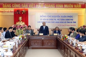 Prime Minister Nguyen Xuan Phuc (standing) speaks at the working session with Ha Tinh provincial Party Committee (Photo: VNA)