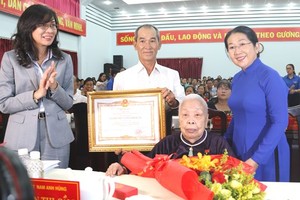 Mrs. Nguyen Thi Cam in Go Vap district is awarded the title of Vietnamese heroic mother.