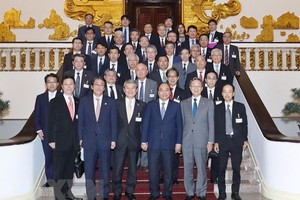 PM Nguyen Xuan Phuc (front, third from right) and the Keidanren delegation pose for a photo (Photo: VNA)