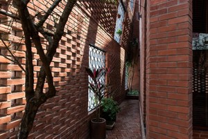 Different aspect: People inside the house sense time and weather through shadow and air. (Source: archdaily.com )