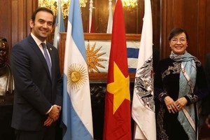 Chairwoman of the HCM City People’s Council Nguyen Thi Quyet Tam (right) and first Vice President of the Legislature of Buenos Aires city Javier Francisco Quintana. (Source: VNA)