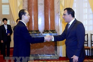 President Tran Dai Quang (L) and Chilean Ambassador Jaime Chomali Garib (Source: VNA)