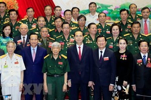 President Tran Dai Quang (first line, middle), former Party General Secretary Le Kha Phieu (first line, third, left), former President Truong Tan Sang (first line, third, right) and delegates to the congress pose for a group photo. (Source: VNA)